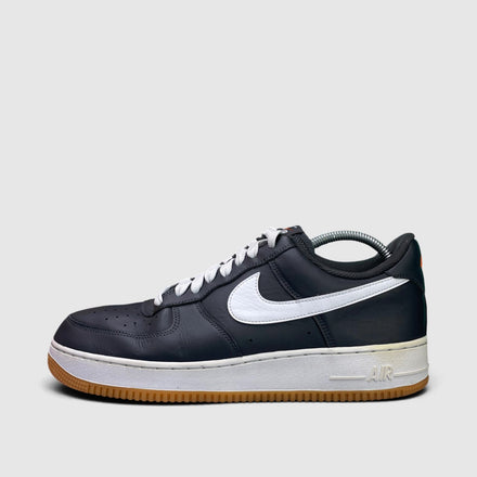 Nike Air Force 1 Low Anthracite, buty sportowe męskie w bardzo dobrym stanie rozmiar 45, boczny profil, prawa strona