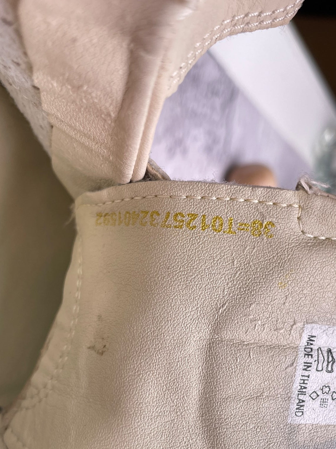 Ecco Leather Sneakers — buty sportowe damskie w bardzo dobrym stanie rozmiar 38, etykieta z kodem modelu