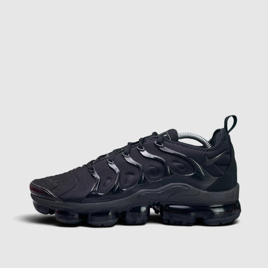 Nike Air VaporMax Plus Triple Black, buty sportowe męskie w bardzo dobrym stanie rozmiar 44, boczny profil, lewa strona