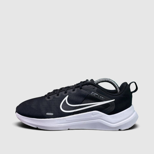 Nike Downshifter 12, buty sportowe damskie w bardzo dobrym stanie rozmiar 38.5, boczny profil, lewa strona