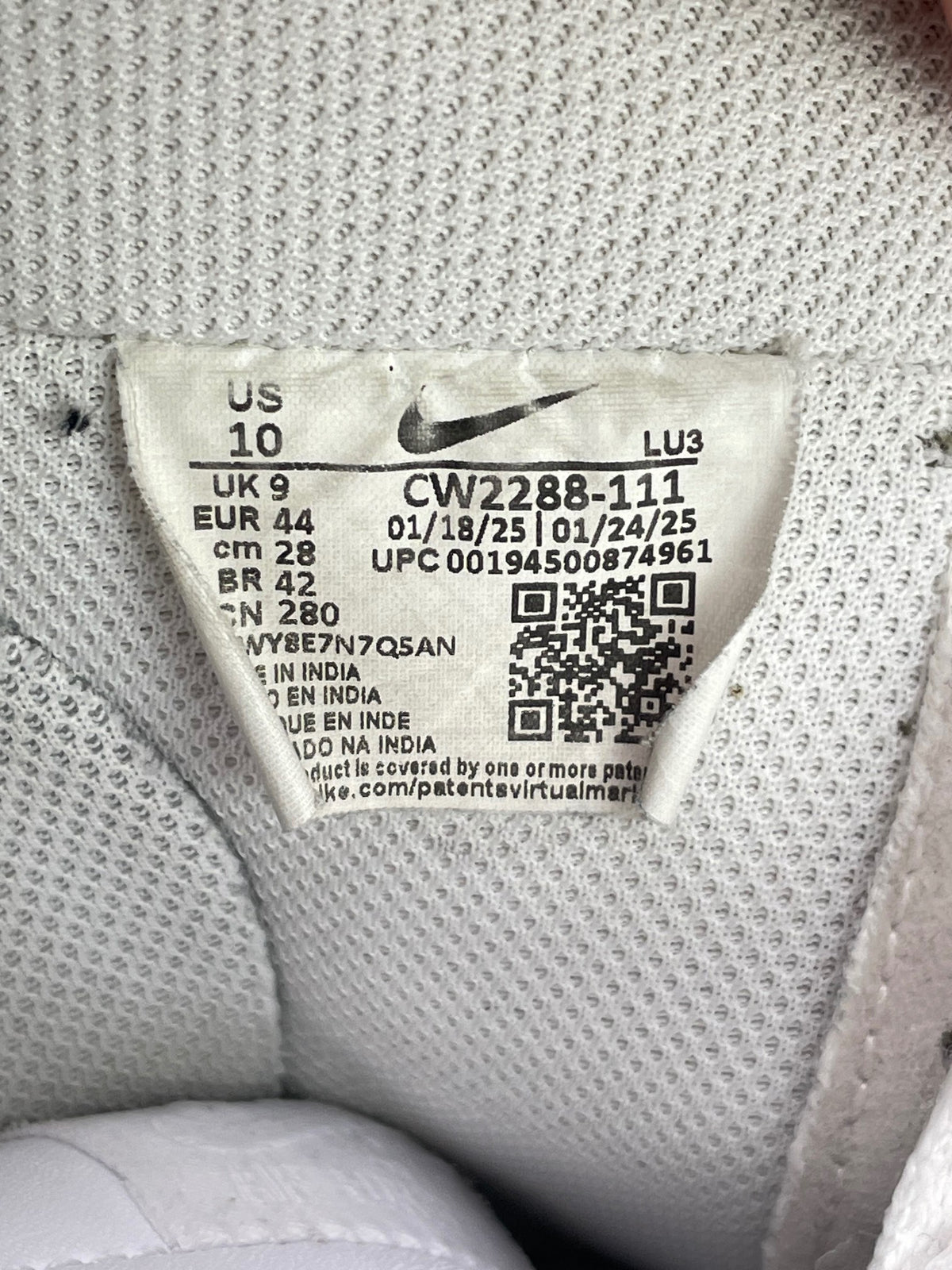 Nike Air Force 1 Low Triple White, buty sportowe męskie w bardzo dobrym stanie rozmiar 44, etykieta z kodem modelu CW2288-111