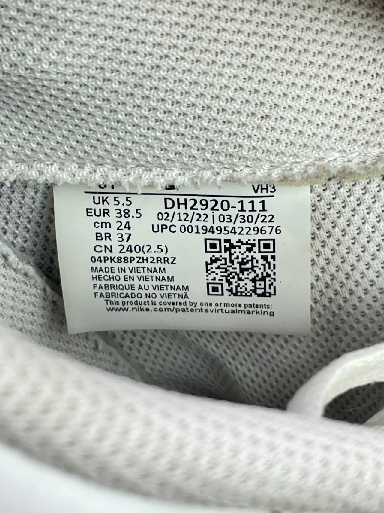 Nike Air Force 1 Low Triple White, buty sportowe damskie w bardzo dobrym stanie rozmiar 38.5, etykieta z kodem modelu DH2920-111