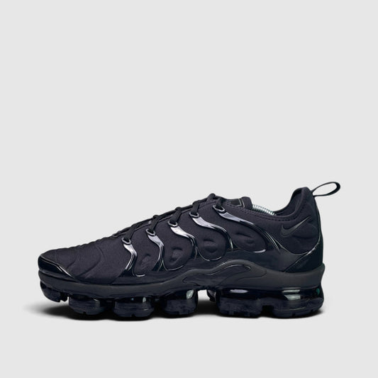 Nike Air VaporMax Plus Triple Black, buty sportowe męskie w bardzo dobrym stanie rozmiar 45.5, boczny profil, lewa strona