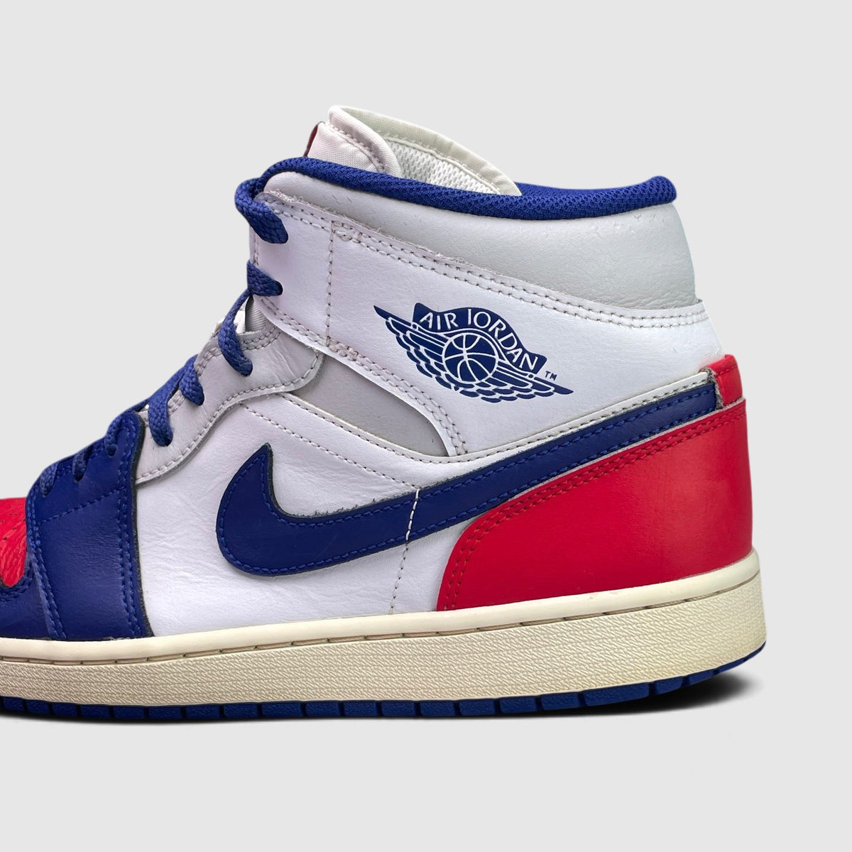 Nike Air Jordan 1 Mid Rare Air, buty sportowe męskie w bardzo dobrym stanie rozmiar 45, boczny profil, prawa strona