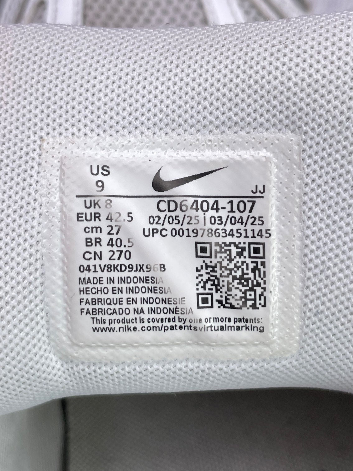 Nike P-6000 White Metallic Silver Black, buty sportowe męskie w bardzo dobrym stanie rozmiar 42.5, etykieta z kodem modelu CD6404-107