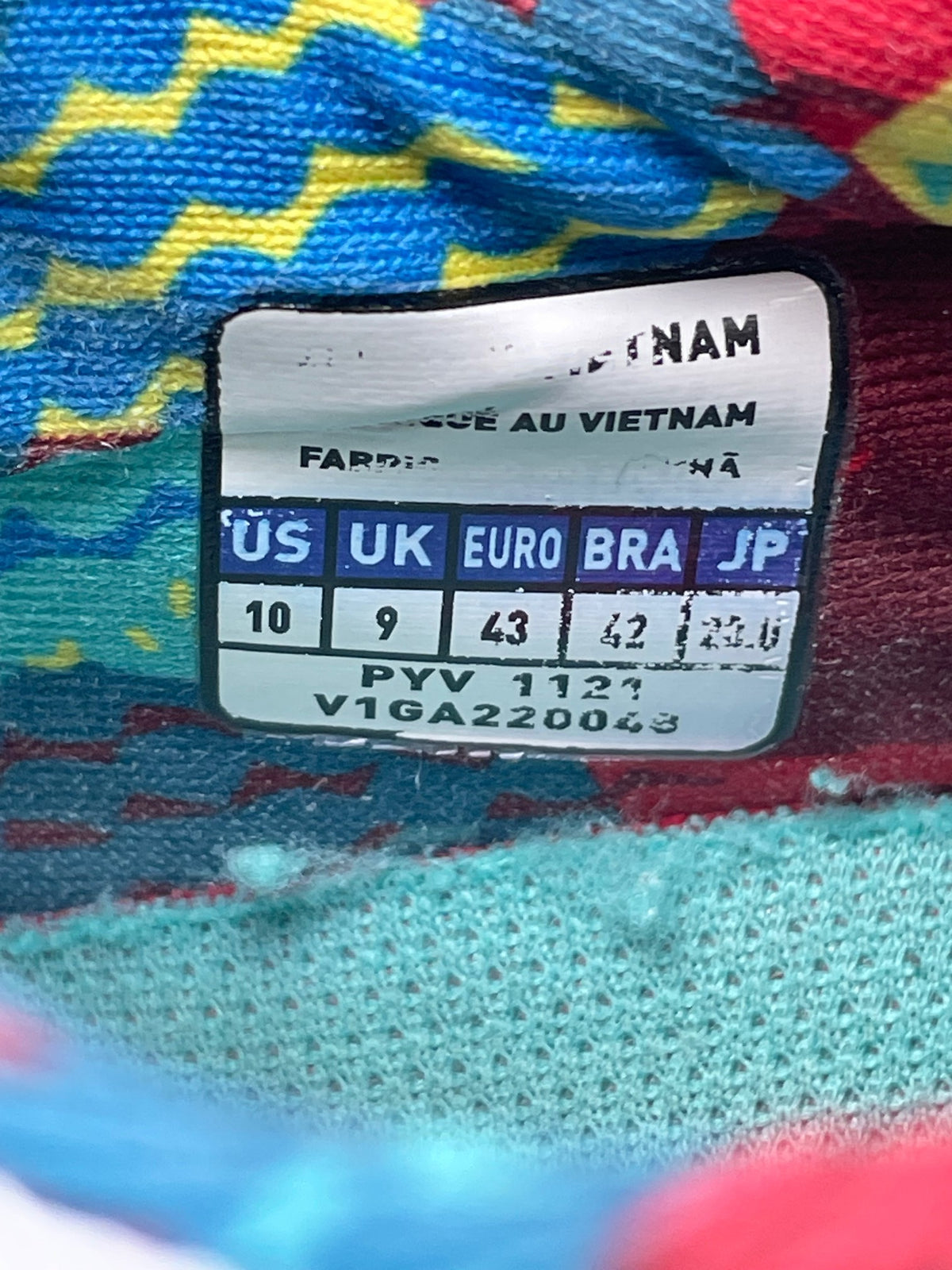 Mizuno Wave Lightning Z7 — buty sportowe męskie w bardzo dobrym stanie rozmiar 43, etykieta z kodem modelu