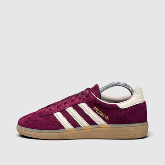 Adidas Handball Spezial Maroon / Cream White / Gold Metallic, buty sportowe damskie w bardzo dobrym stanie rozmiar 40 2/3, boczny profil, lewa strona