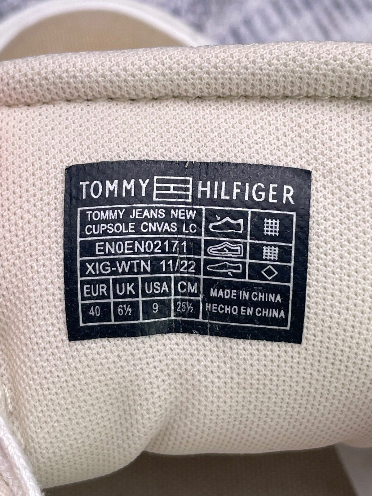 Tommy Hilfiger New Cupsole Cnvas, buty sportowe damskie w bardzo dobrym stanie rozmiar 40, etykieta z kodem modelu EN0EN02171