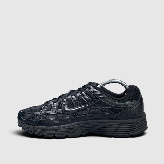 Nike P-6000 Black, buty sportowe męskie w bardzo dobrym stanie rozmiar 42, boczny profil, lewa strona