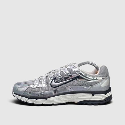 Nike P-6000 Metallic Silver, buty sportowe męskie w bardzo dobrym stanie rozmiar 42.5, boczny profil, lewa strona