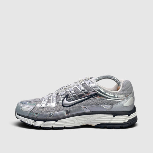 Nike P-6000 Metallic Silver, buty sportowe męskie w bardzo dobrym stanie rozmiar 42.5, boczny profil, lewa strona