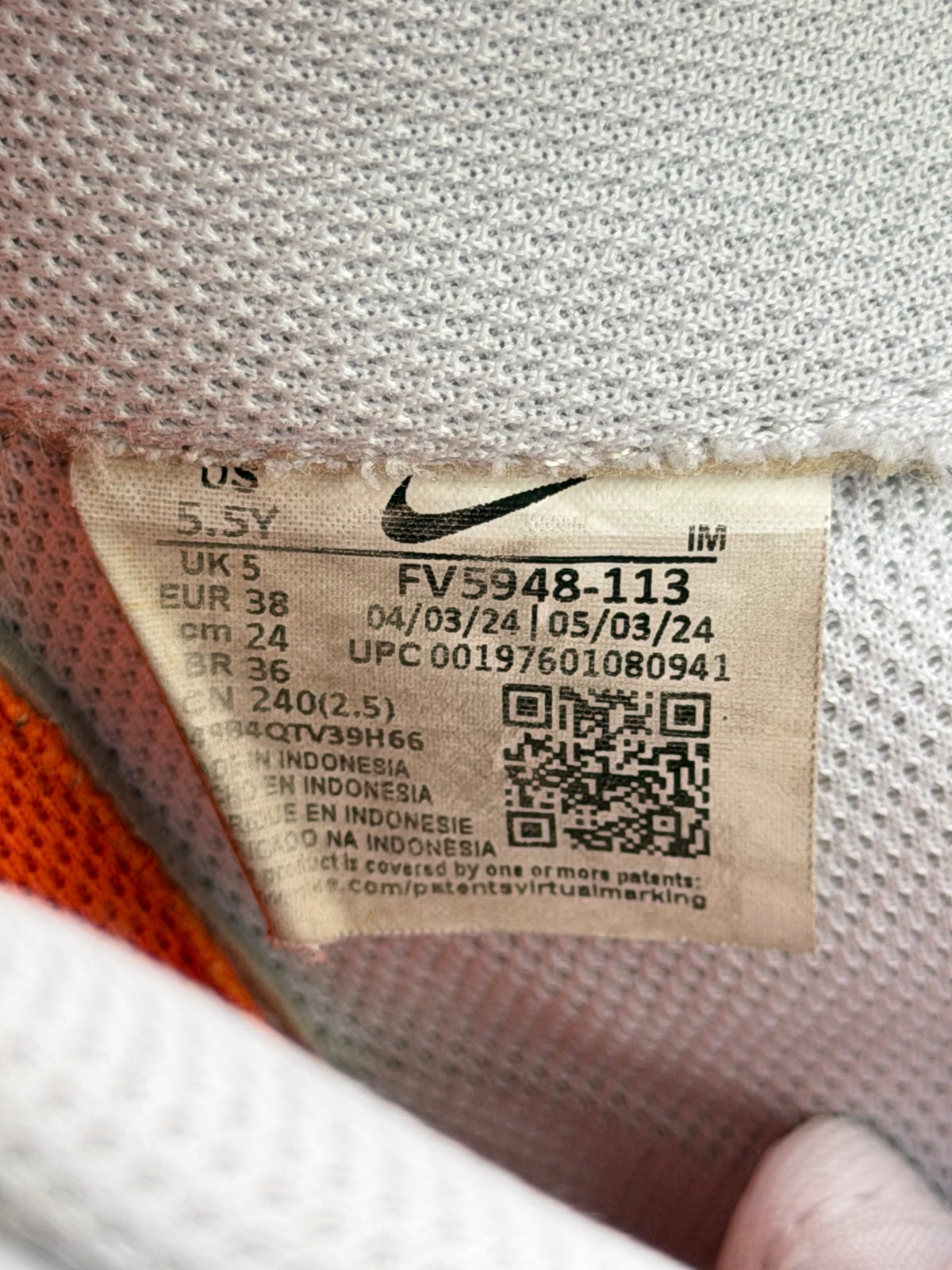 Nike Air Force 1 Low White Safety Orange, buty sportowe damskie w bardzo dobrym stanie rozmiar 38, etykieta z kodem modelu FV5948-113