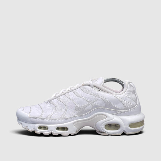 Nike Air Max Plus Triple White, buty sportowe męskie w bardzo dobrym stanie rozmiar 42.5, boczny profil, lewa strona