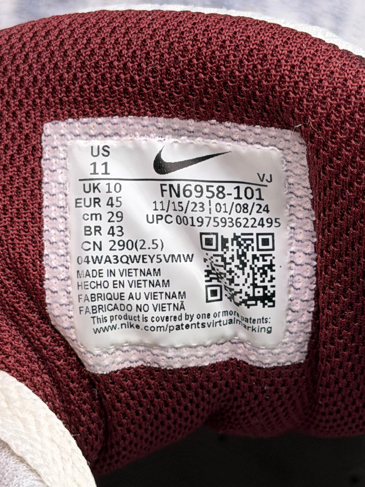 Nike Air Max 90 Dark Team Red, buty sportowe męskie w bardzo dobrym stanie rozmiar 45, etykieta z kodem modelu FN6958-101