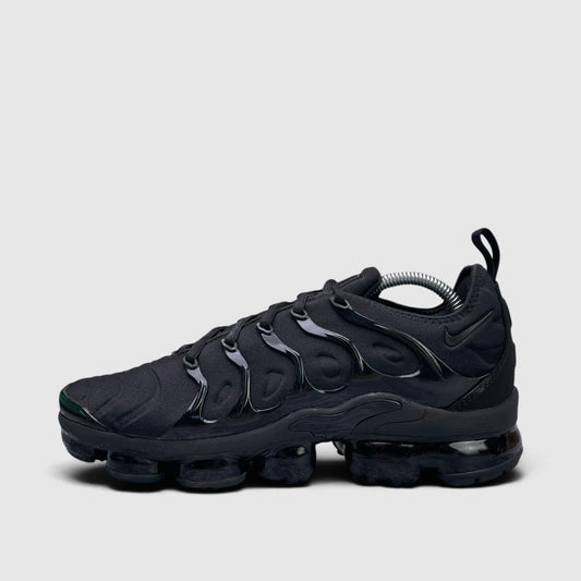 Nike Air VaporMax Plus Triple Black, buty sportowe męskie w bardzo dobrym stanie rozmiar 43, boczny profil, lewa strona