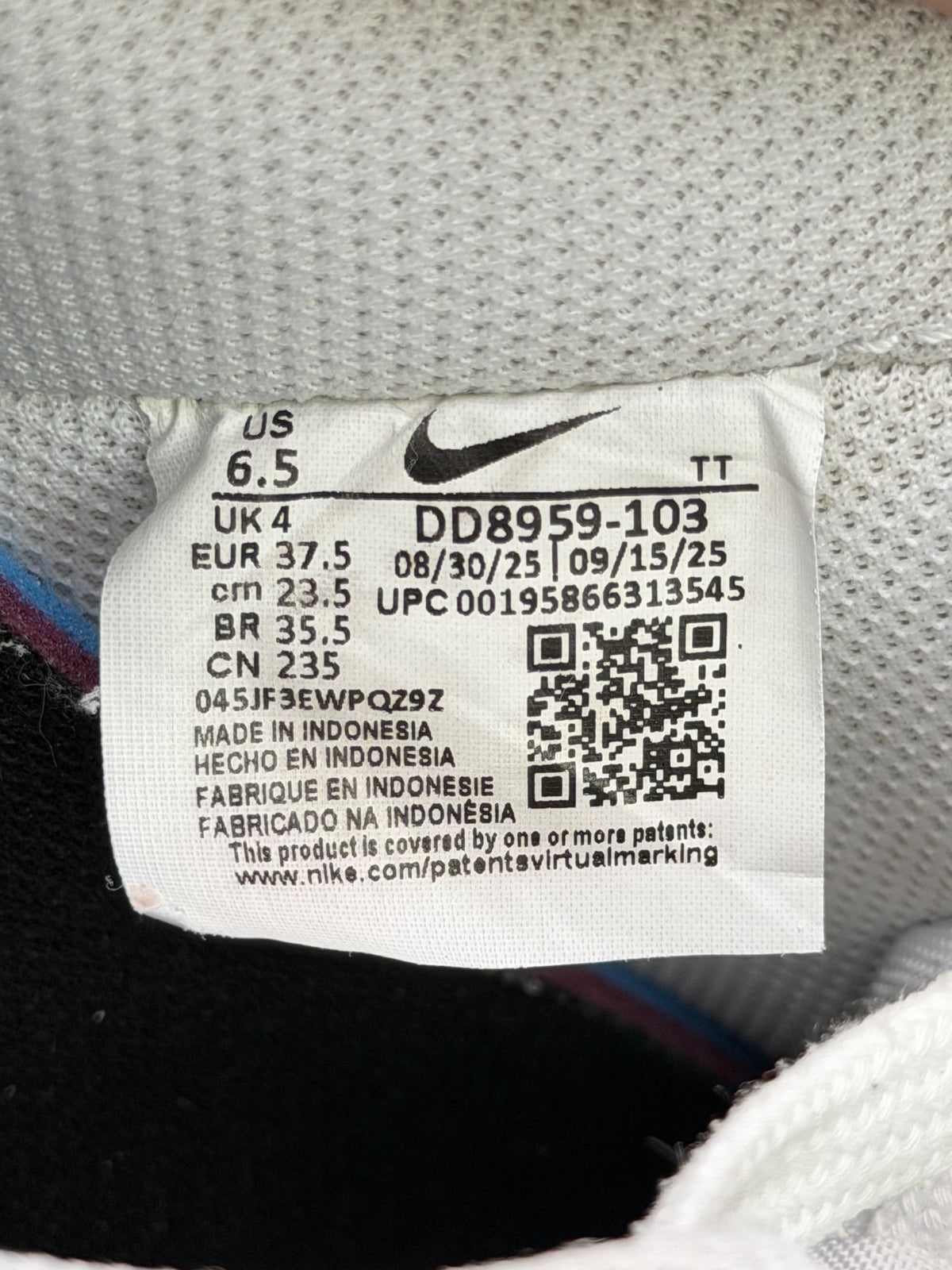Nike Air Force 1 '07 Low, buty sportowe damskie w bardzo dobrym stanie rozmiar 37.5, etykieta z kodem modelu DD8959-103