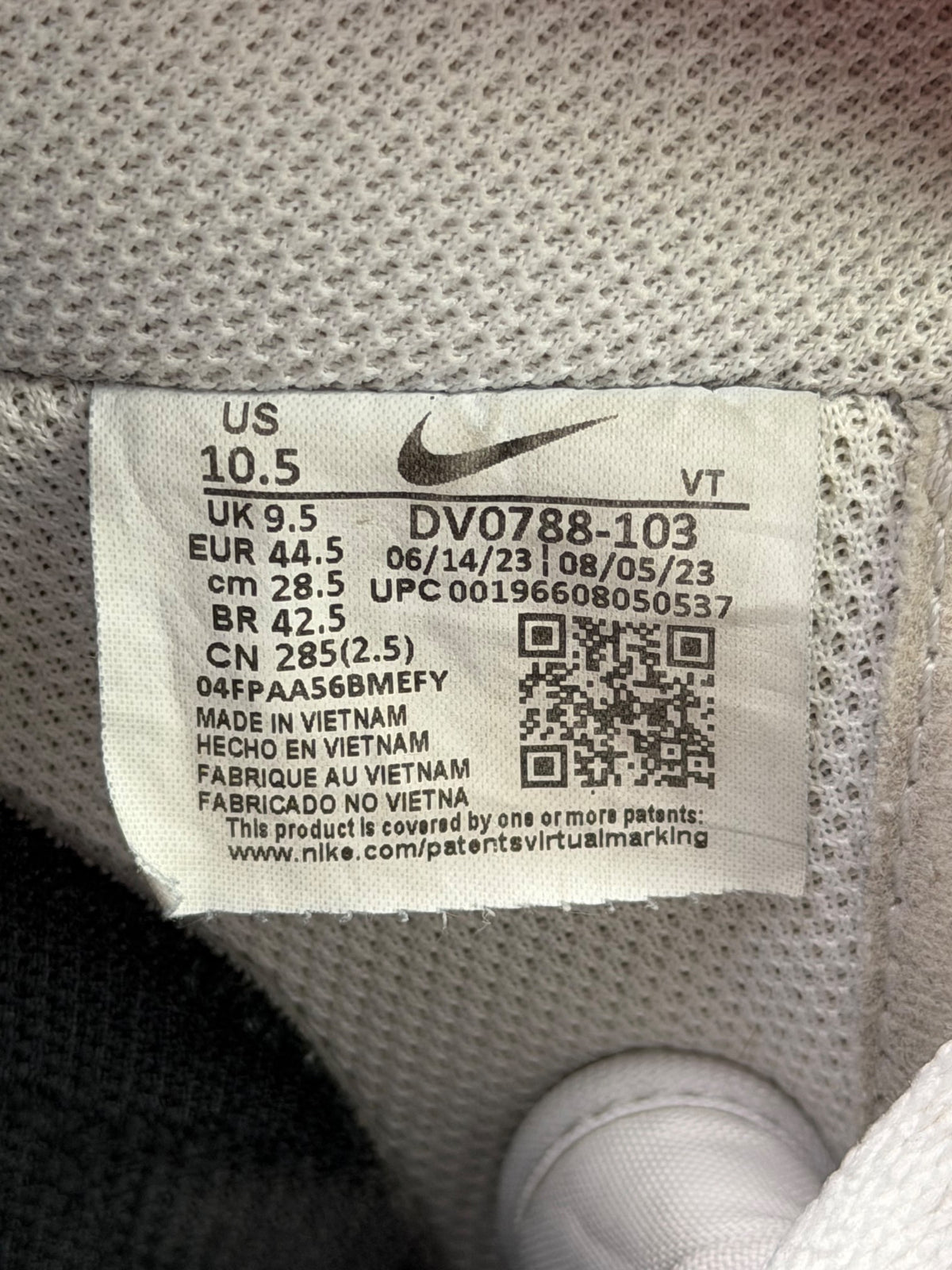Nike Air Force 1 '07 Low White/Black, buty sportowe męskie w bardzo dobrym stanie rozmiar 44.5, etykieta z kodem modelu DV0788-103