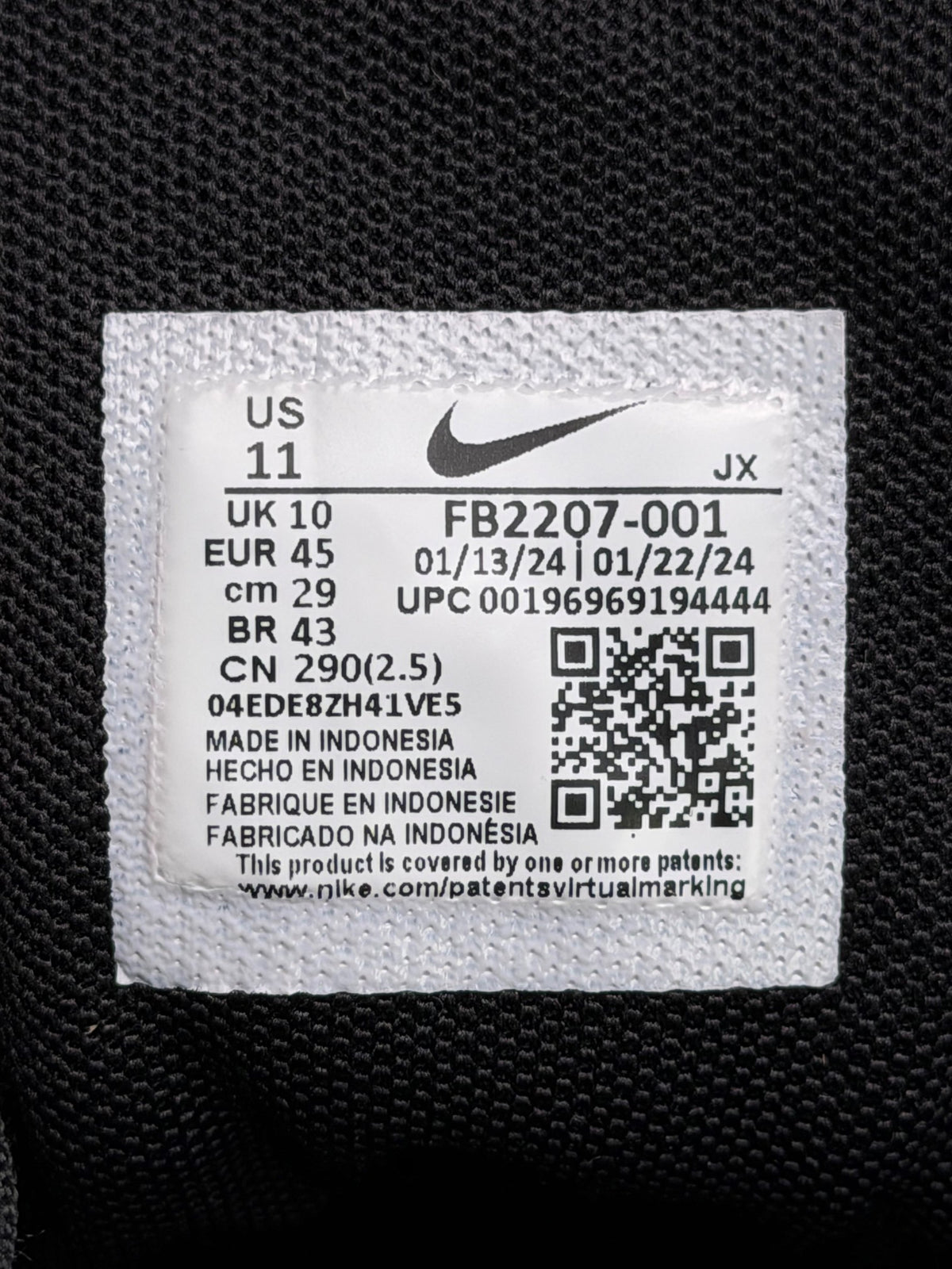 Nike Revolution 7 Black White, buty sportowe męskie w bardzo dobrym stanie rozmiar 45, etykieta z kodem modelu FB2207-001