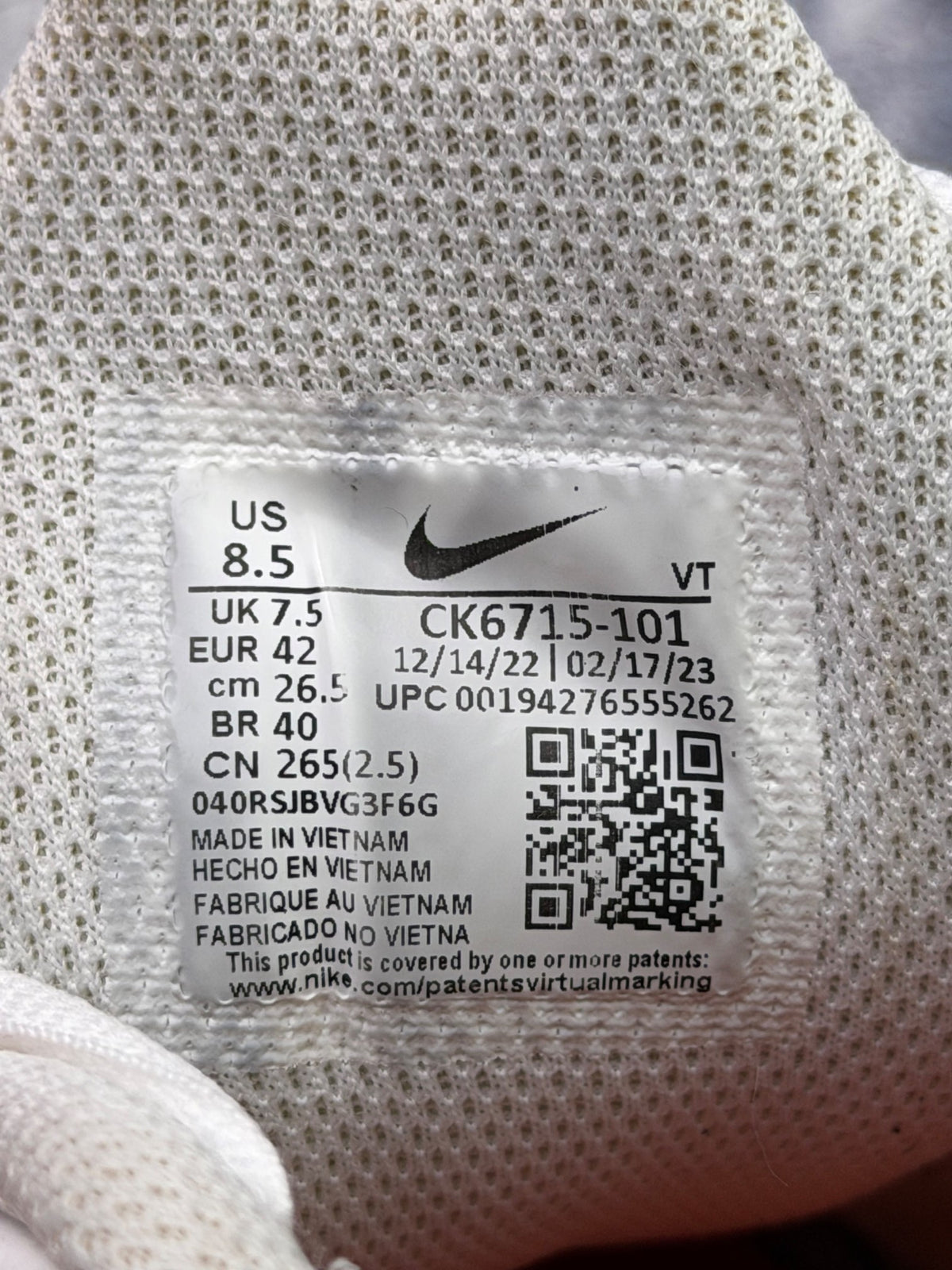 Nike Air Max Plus 3 Gunsmoke, buty sportowe męskie w bardzo dobrym stanie rozmiar 42, etykieta z kodem modelu CK6715-101