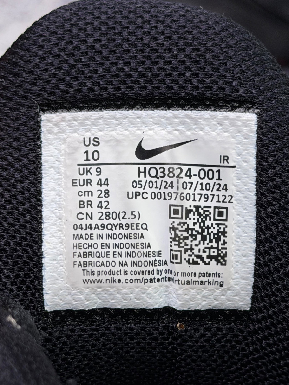 Nike Air Max Plus Shark Attack, buty sportowe męskie w bardzo dobrym stanie rozmiar 44, etykieta z kodem modelu HQ3824-001