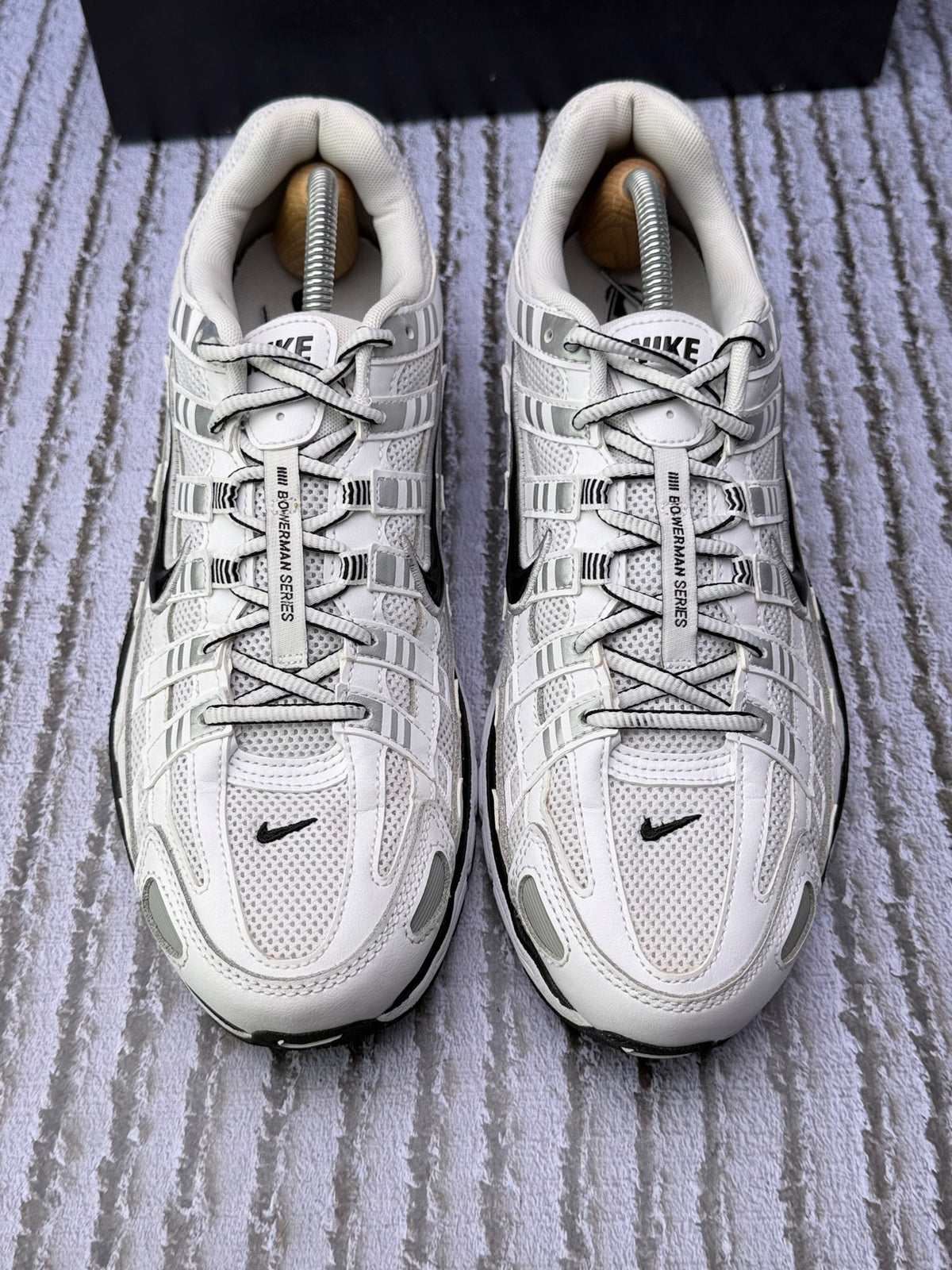 Nike P-6000 White Metallic Silver Black, buty sportowe męskie w bardzo dobrym stanie rozmiar 44.5, widok z góry