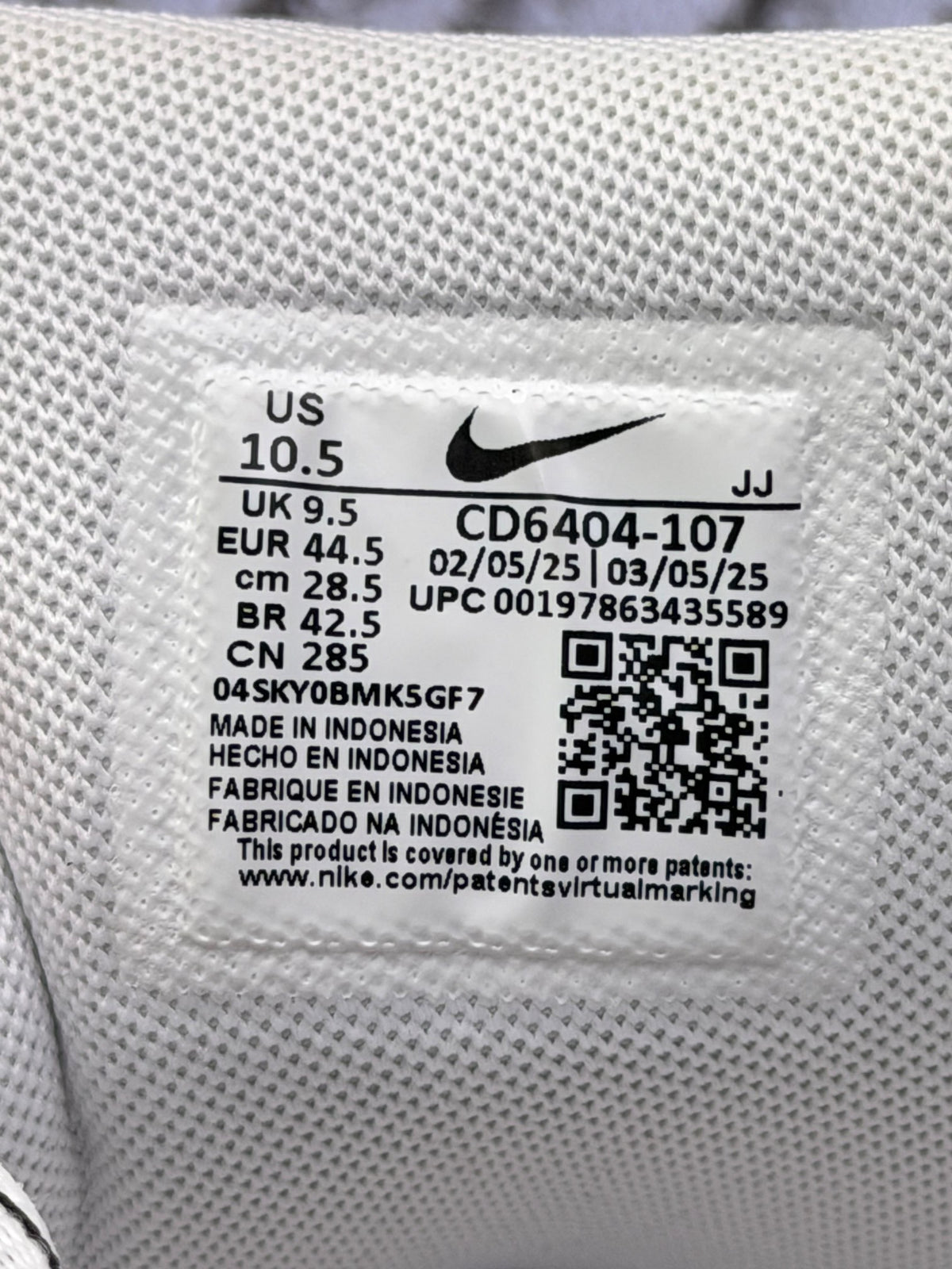 Nike P-6000 White Metallic Silver Black, buty sportowe męskie w bardzo dobrym stanie rozmiar 44.5, etykieta z kodem modelu CD6404-107