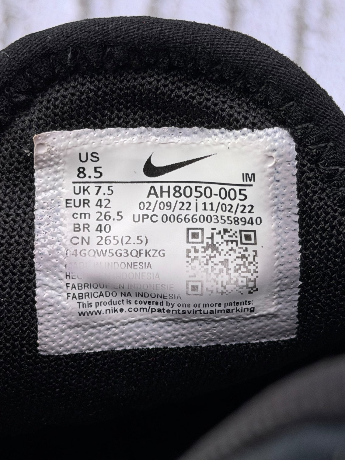 Nike Air Max 270 Triple Black, buty sportowe męskie w bardzo dobrym stanie rozmiar 42, etykieta z kodem modelu AH8050-005