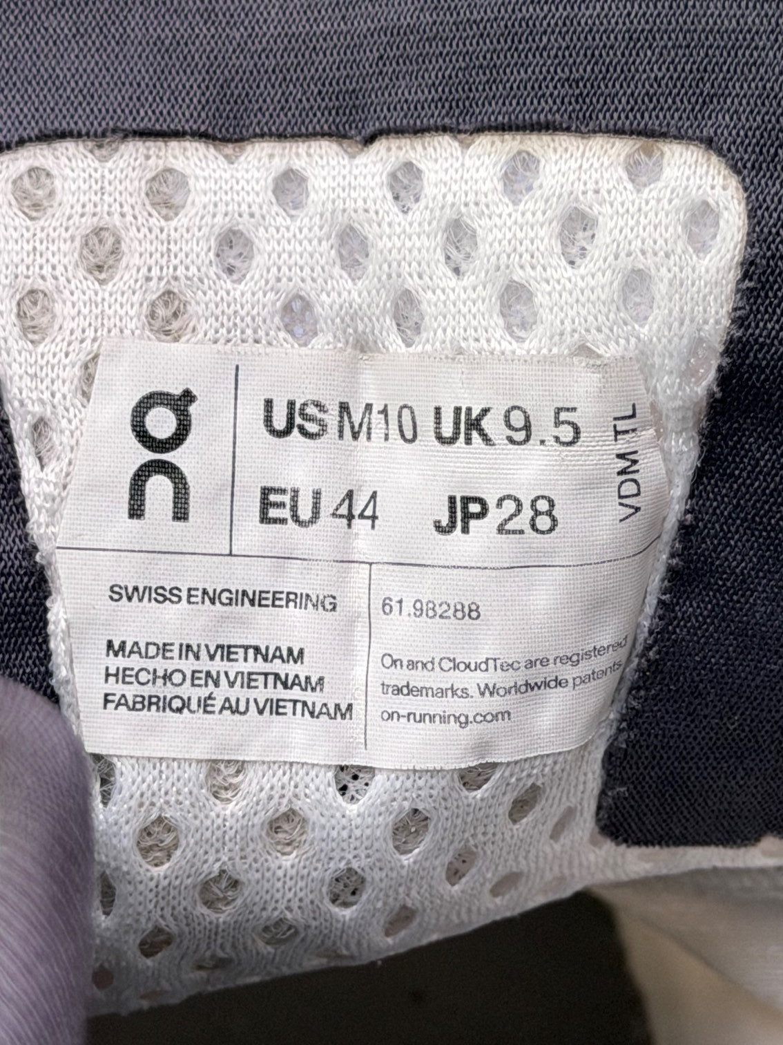 On Cloudmonster, buty sportowe męskie w bardzo dobrym stanie rozmiar 44, etykieta z kodem modelu 61.98288
