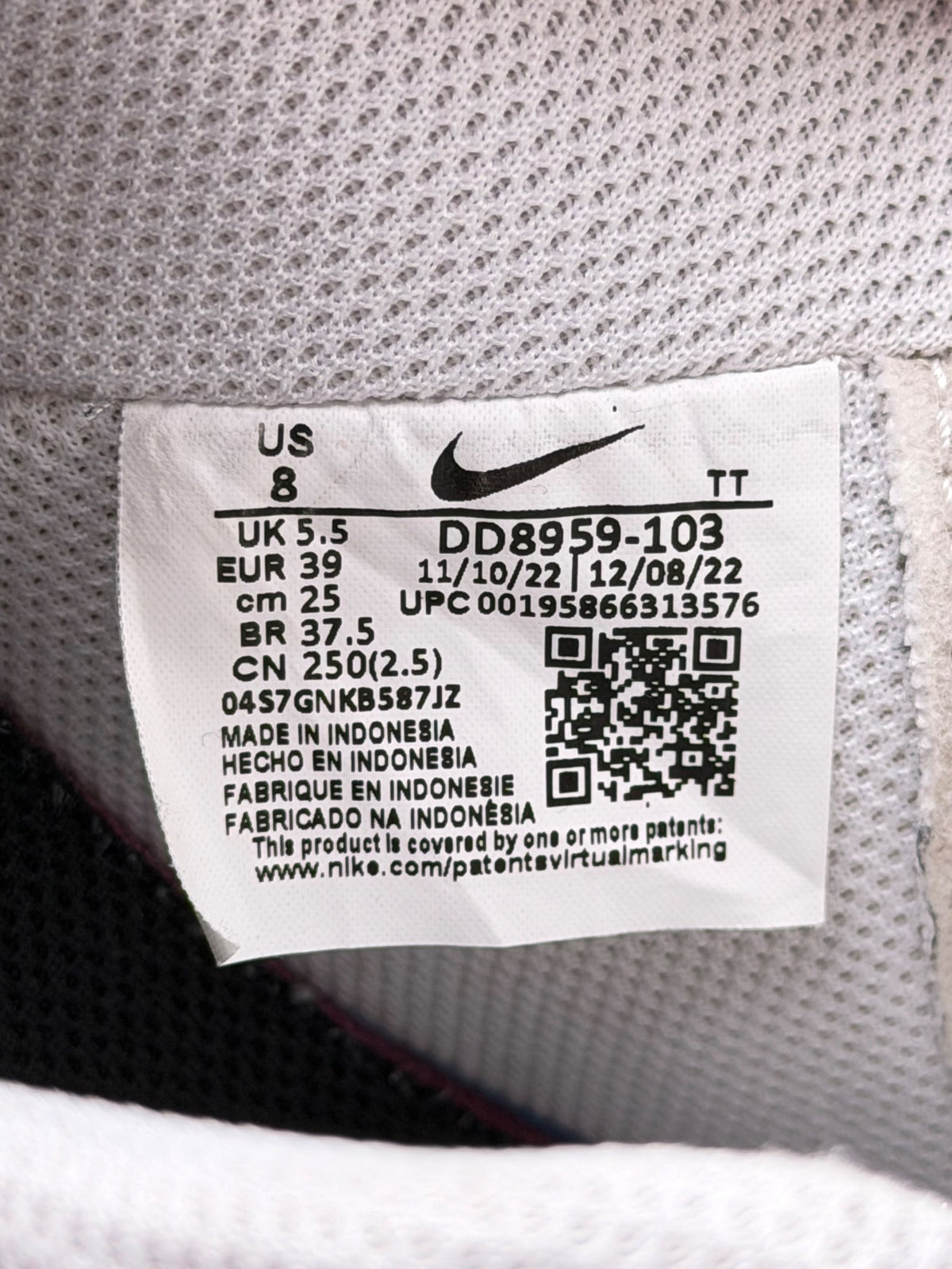 Nike Air Force 1 '07 Low, buty sportowe damskie w bardzo dobrym stanie rozmiar 39, etykieta z kodem modelu DD8959-103