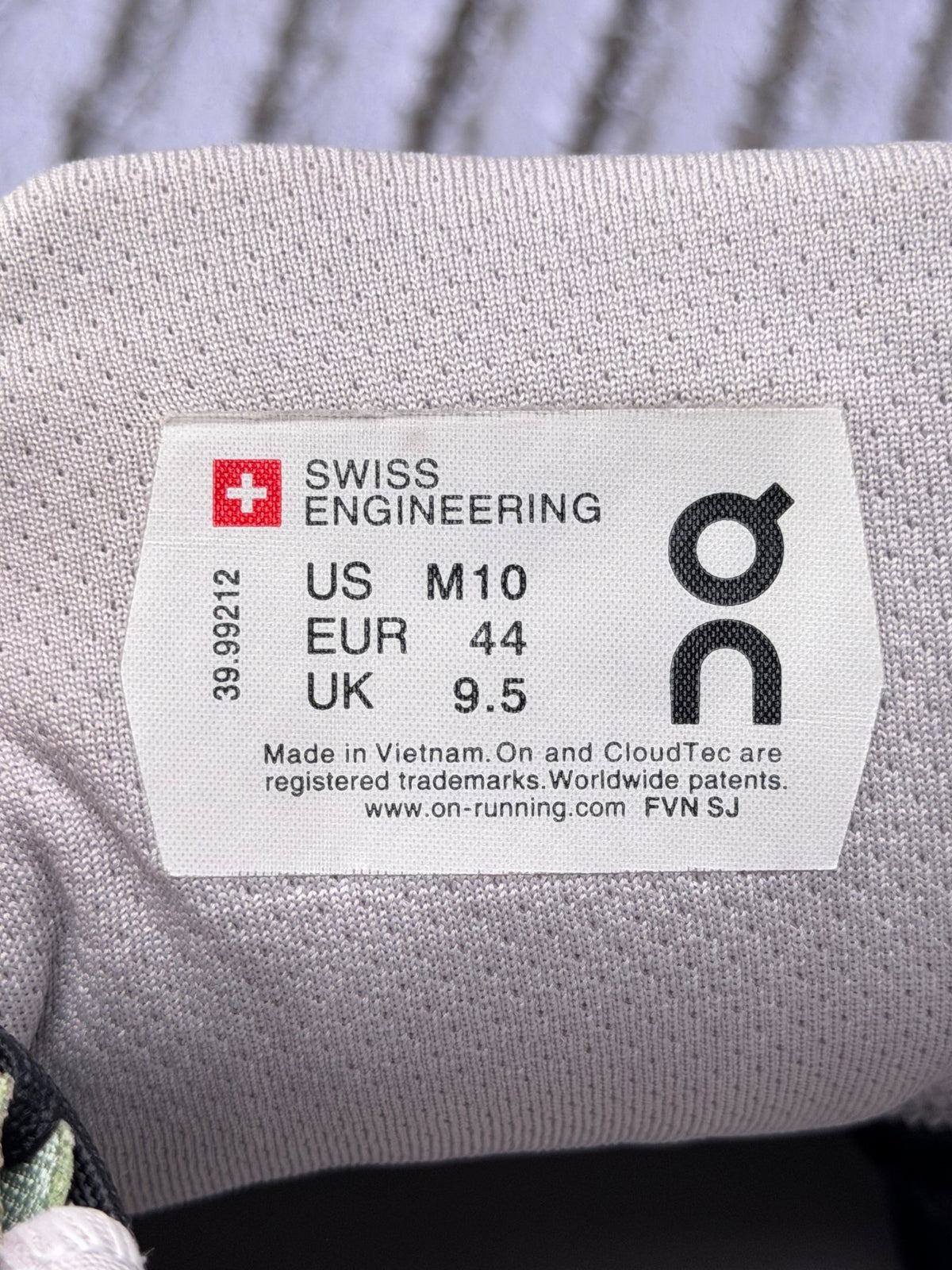 On CloudStratus, buty sportowe męskie w bardzo dobrym stanie rozmiar 44, etykieta z kodem modelu 39.99212