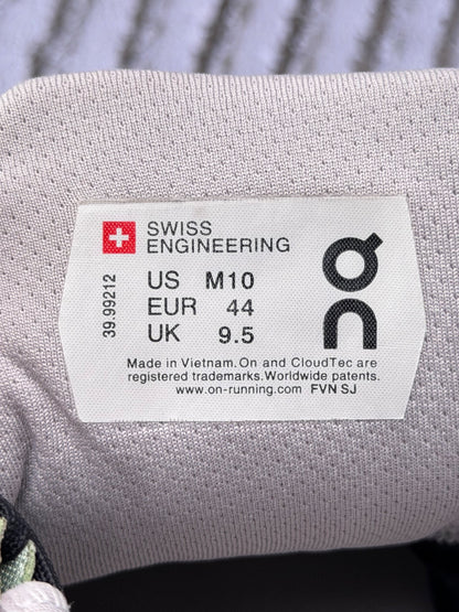 On CloudStratus, buty sportowe męskie w bardzo dobrym stanie rozmiar 44, etykieta z kodem modelu 39.99212