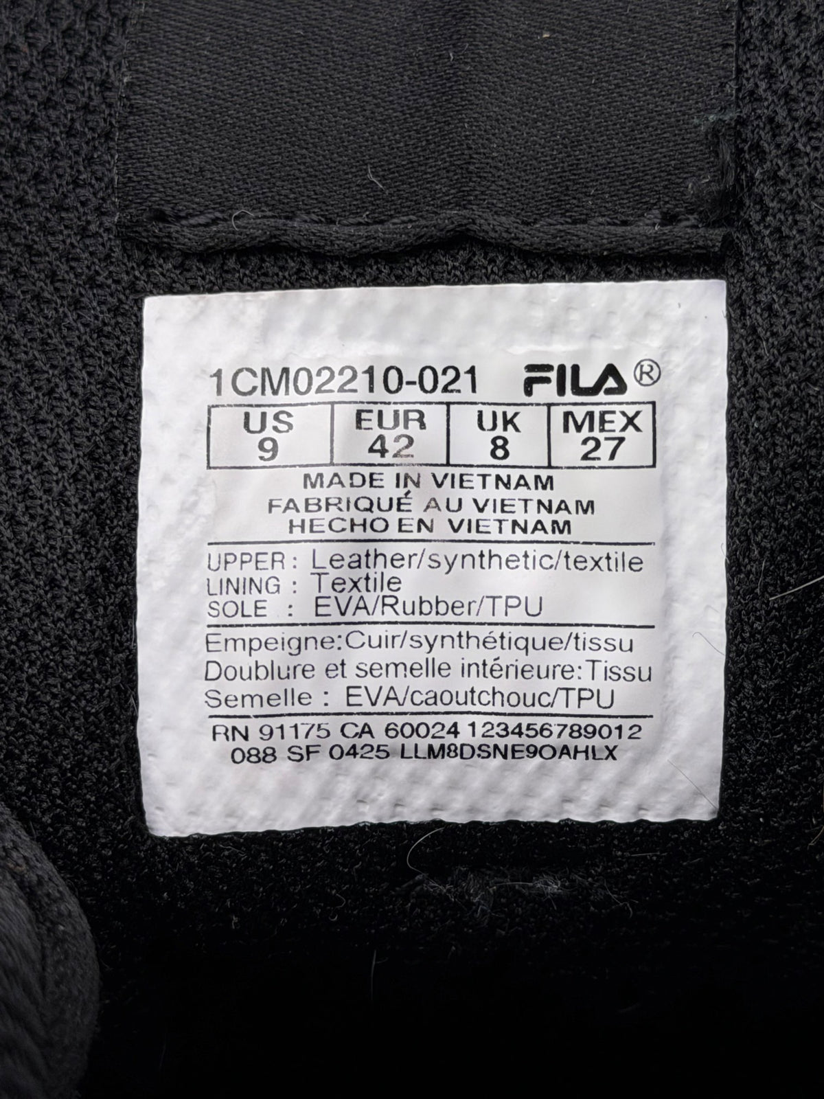 FILA Valdo, buty sportowe męskie w bardzo dobrym stanie rozmiar 42, etykieta z kodem modelu 1CM02210-021