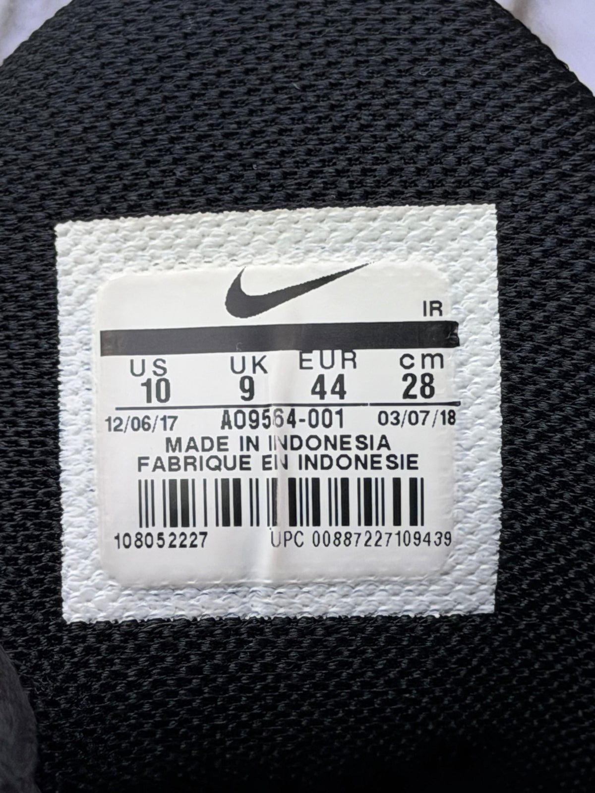 Nike Air Max Plus, buty sportowe męskie w bardzo dobrym stanie rozmiar 44, etykieta z kodem modelu AO9564-001