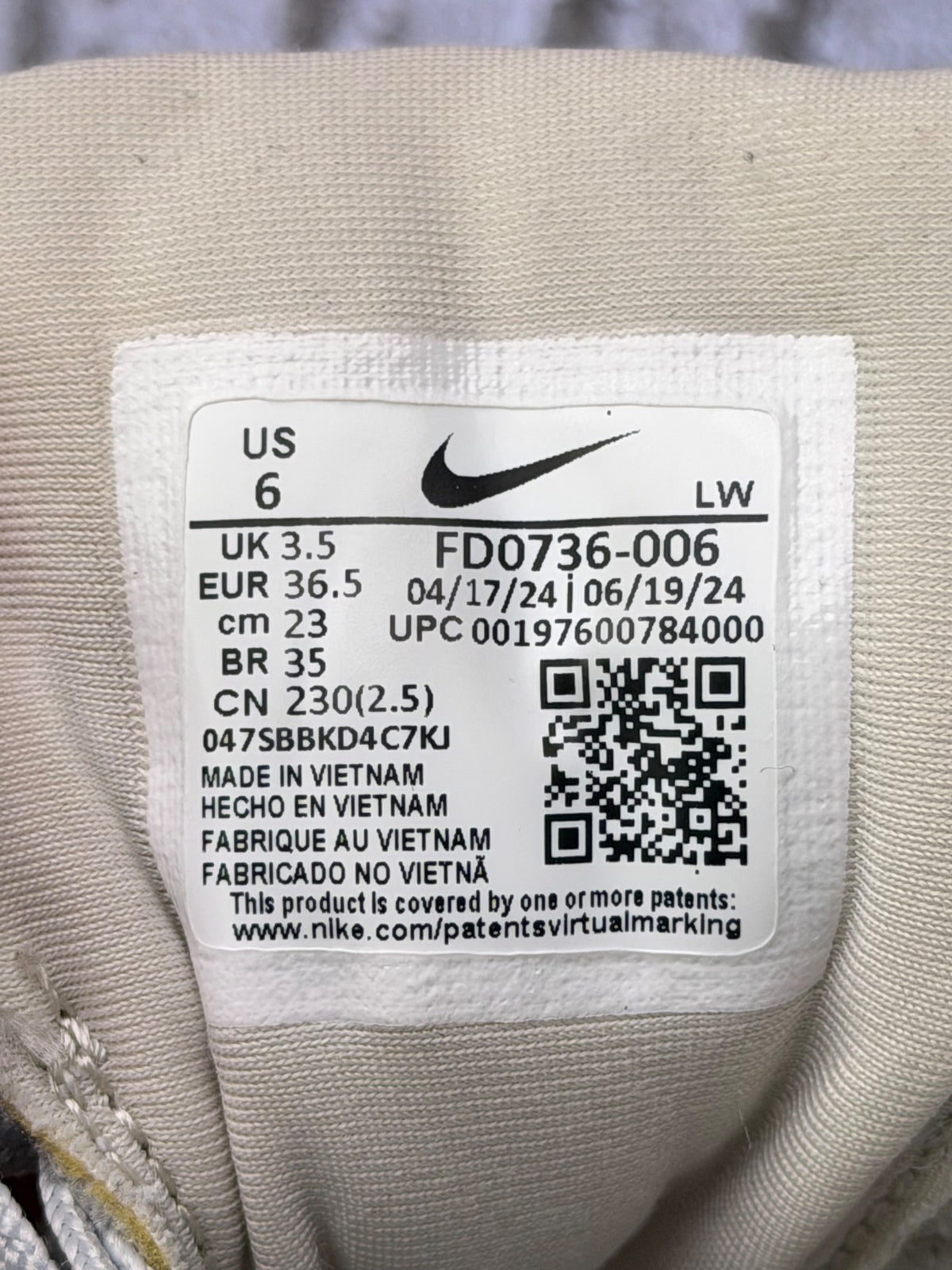 Nike V2K Run Photon Dust, buty sportowe damskie w bardzo dobrym stanie rozmiar 36.5, etykieta z kodem modelu FD0736-006