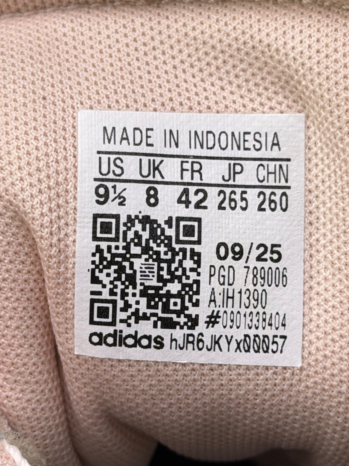 Adidas Breaknet Sleek, buty sportowe damskie w bardzo dobrym stanie rozmiar 42, etykieta z kodem modelu IH1390