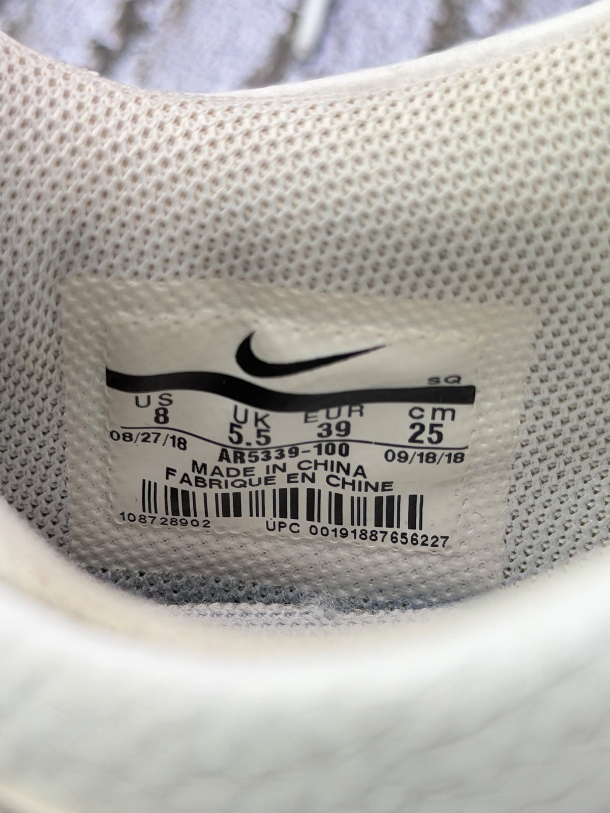 Nike Air Force 1 Sage Low Triple White, buty sportowe damskie w bardzo dobrym stanie rozmiar 39, etykieta z kodem modelu AR5339-100