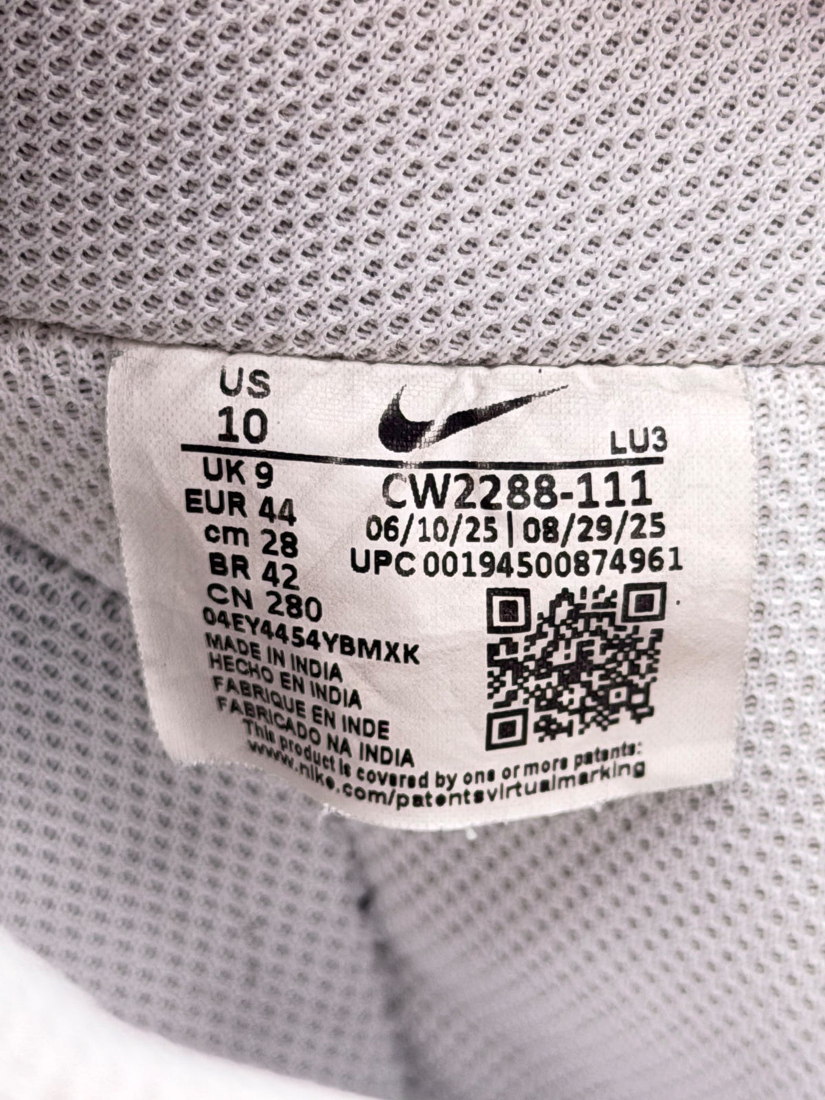 Nike Air Force 1 Low Triple White, buty sportowe męskie w bardzo dobrym stanie rozmiar 44, etykieta z kodem modelu CW2288-111