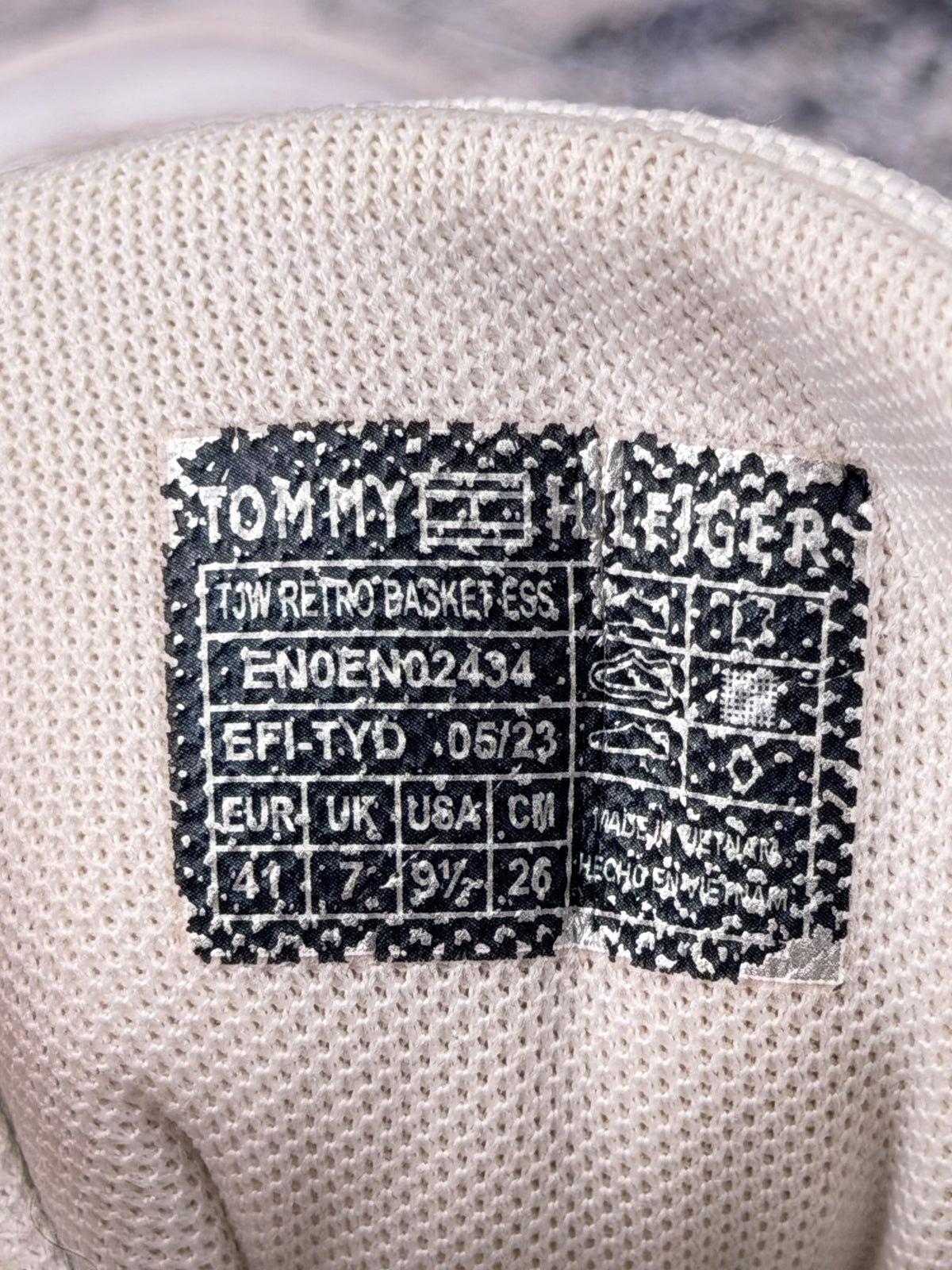 Tommy Hilfiger Retro Basket Ess, buty sportowe męskie w bardzo dobrym stanie rozmiar 41, etykieta z kodem modelu EN0EN02434