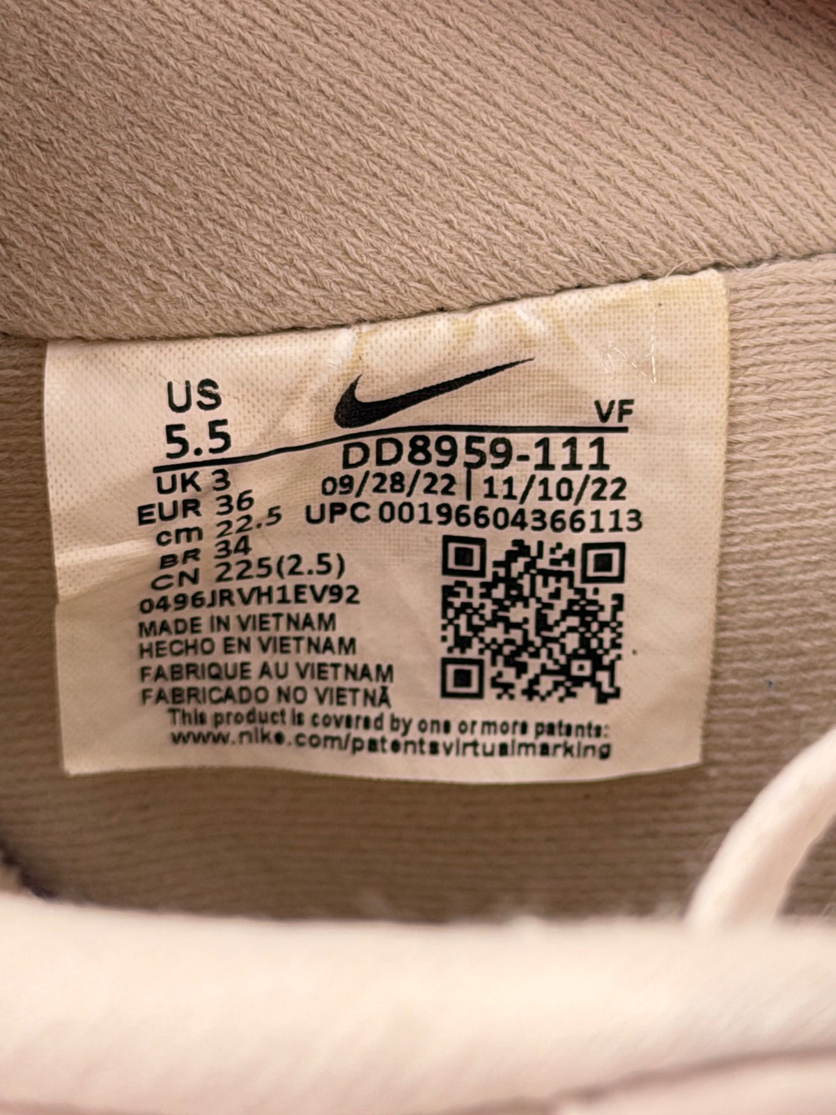 Nike Air Force 1 Low Sanddrift, buty sportowe damskie w bardzo dobrym stanie rozmiar 36, etykieta z kodem modelu DD8959-111