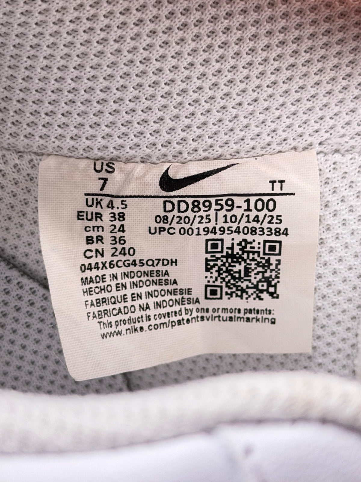 Nike Air Force 1 Low Triple White, buty sportowe damskie w bardzo dobrym stanie rozmiar 38, etykieta z kodem modelu DD8959-100