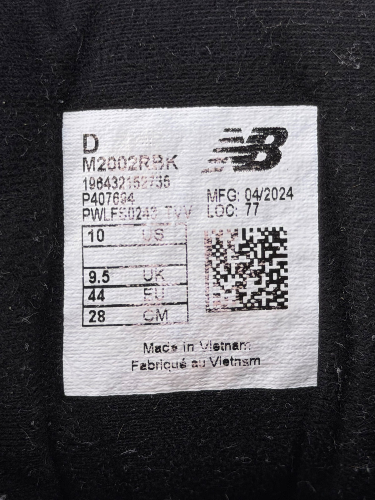 New Balance 2002R, buty sportowe męskie w bardzo dobrym stanie rozmiar 44, etykieta z kodem modelu M2002RBK