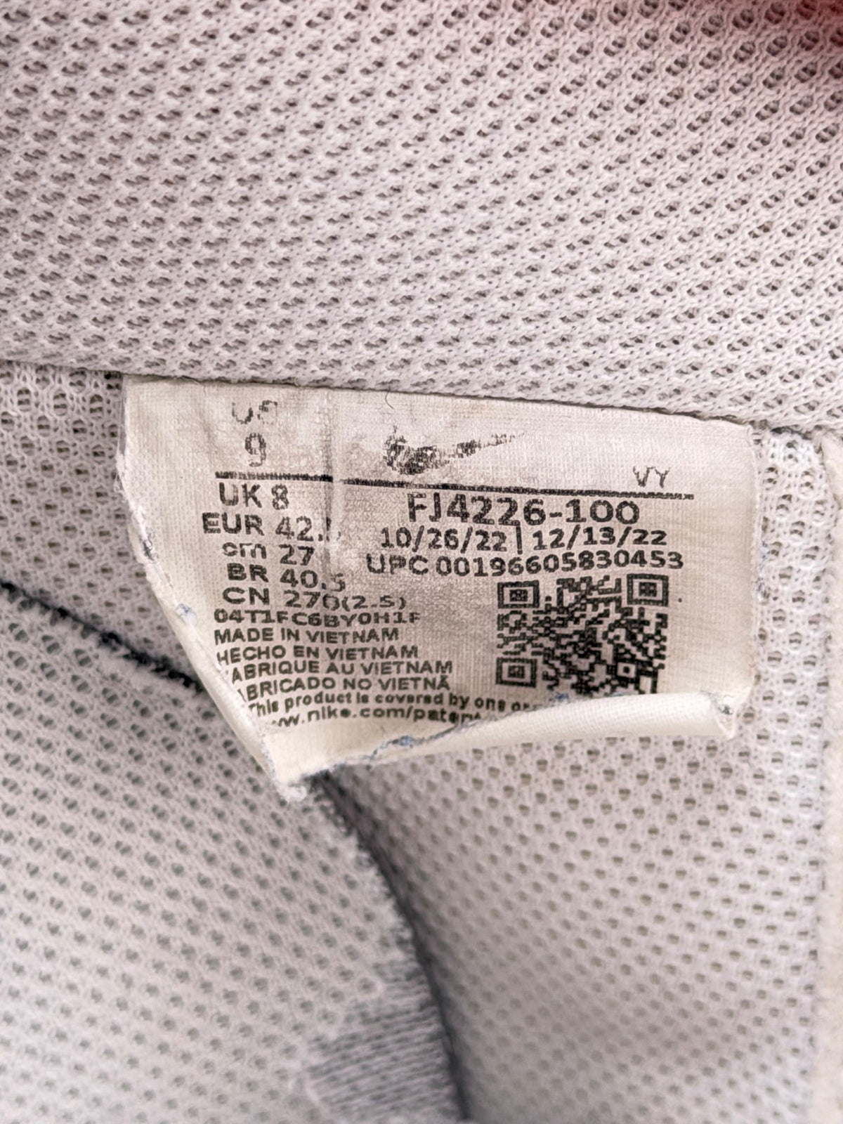 Nike Air Force 1 Low Quadruple Swoosh, buty sportowe męskie w bardzo dobrym stanie rozmiar 42.5, etykieta z kodem modelu FJ4226-100