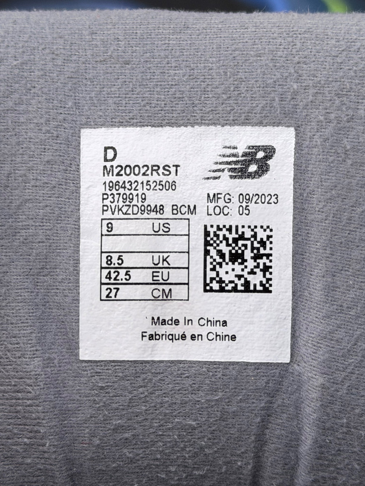 New Balance 2002R, buty sportowe męskie w bardzo dobrym stanie rozmiar 42.5, etykieta z kodem modelu M2002RST