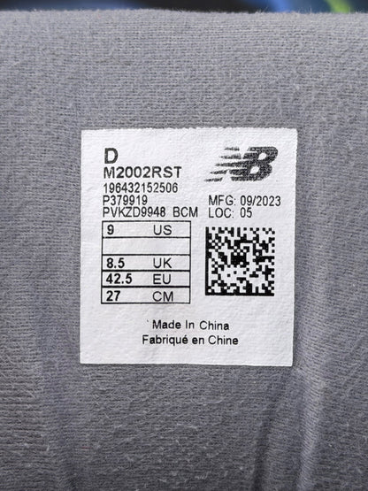 New Balance 2002R, buty sportowe męskie w bardzo dobrym stanie rozmiar 42.5, etykieta z kodem modelu M2002RST