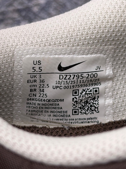 Nike Classic Cortez Baroque Brown, buty sportowe damskie w bardzo dobrym stanie rozmiar 35, etykieta z kodem modelu DZ2795-200