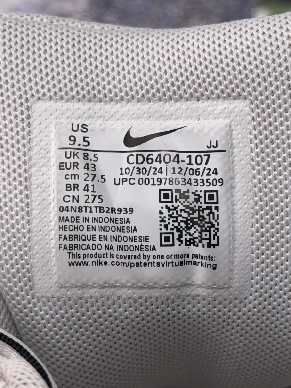 Nike P-6000 White Metallic Silver Black, buty sportowe męskie w bardzo dobrym stanie rozmiar 43, etykieta z kodem modelu CD6404-107