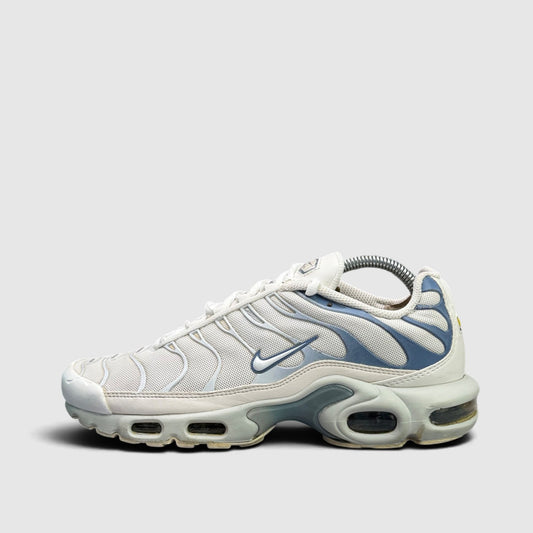 Nike Air Max Plus Ashen Slate, buty sportowe męskie w dobrym stanie rozmiar 41, boczny profil, lewa strona