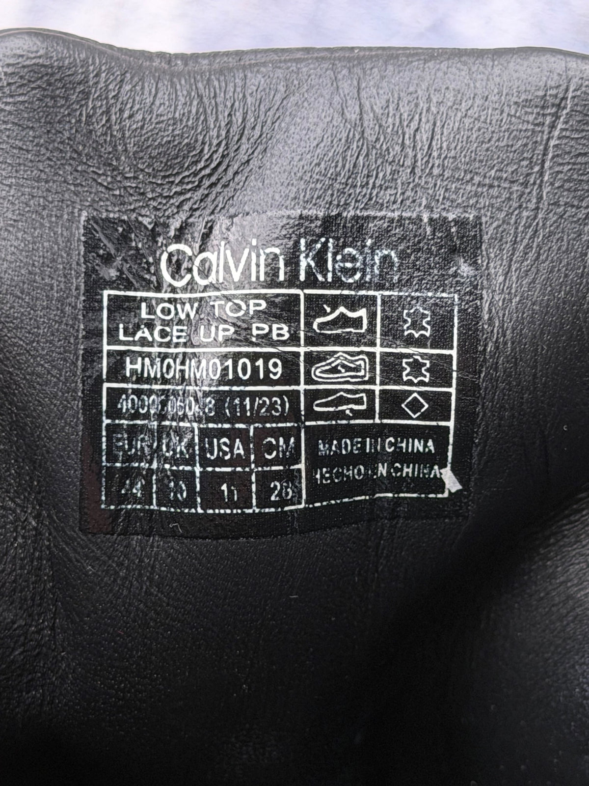 Calvin Klein Leather Sneakers, buty sportowe męskie w bardzo dobrym stanie rozmiar 44, etykieta z kodem modelu HM0HM01019