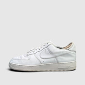 Nike Air Force 1 Low Triple White, buty sportowe męskie w dobrym stanie rozmiar 45.5, boczny profil, lewa strona