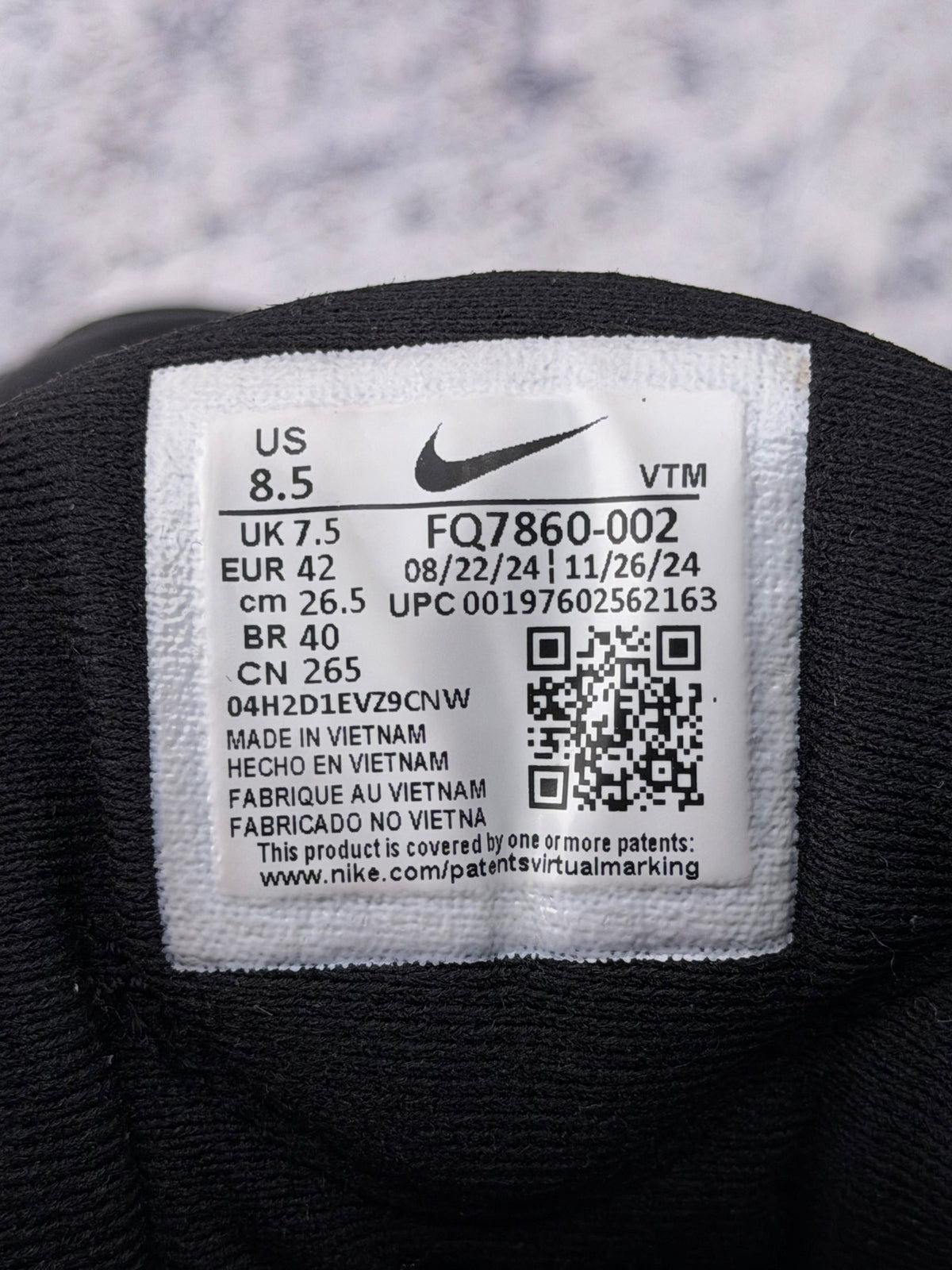 Nike Air Max DN8 Triple Black, buty sportowe męskie w bardzo dobrym stanie rozmiar 42, etykieta z kodem modelu FQ7860-002